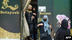 ফাইল-কাবুলের শহর-এ-নাও এলাকায় এক রূপচর্চার সালোনে নিজেদের অধিকার রক্ষার জন্য বিক্ষোভ প্রদর্শন করছেন আফগান নারীরা। ১৯ জুলাই, ২০২৩। 