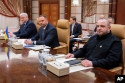 Chapdan Ukraina Tashqi ishlar vaziri Andriy Sibixa, prezident idorasi boshqaruvchisi Andriy Yermak, Mudofaa vaziri Rustem Umerov, Jidda, 11-mart, 2025