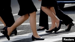 Para karyawan perempuan mengenakan sepatu berhak di kawasan bisnis di Tokyo, Jepang, 4 Juni 2019. (Foto: Kim Kyung-Hoon/Reuters)