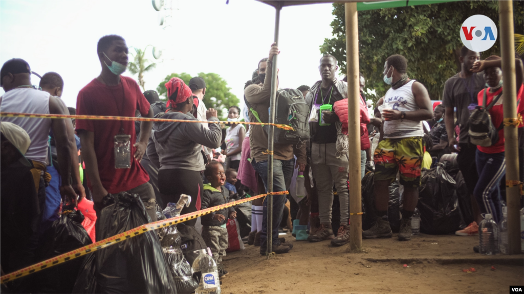 El llanto y la desesperación es la constante entre los niños de la población migrante, que busca desesperadamente salir de los puertos colombianos para llegar a Panamá.