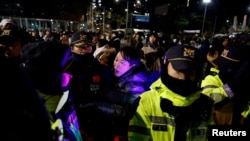 韩国因戒严引起政治动荡，韩国股市开盘一度重挫，韩元兑美元汇率也一度贬至两年低点。(路透社：2024年12月4日)