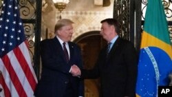 Presiden AS Donald Trump dan Presiden Brazil Jair Bolsonaro saat bertemu di at Mar-a-Lago in Palm Beach, Fla, 7 Maret 2020. 