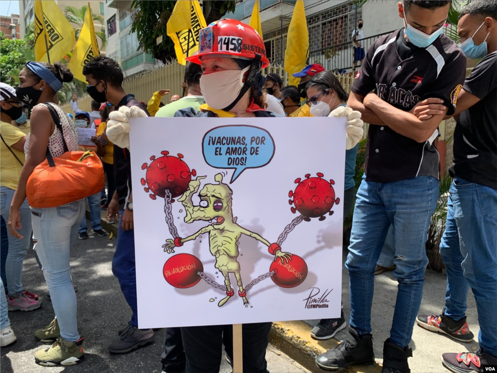 Otra ciudadana que pidió más vacunas para Venezuela fue la "abuela del casco rojo". Caracas, Venezuela. Abril 17, 2021. Foto: Luisana Solano - VOA.