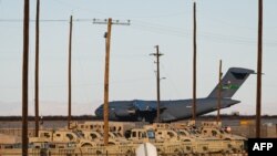 ARCHIVO - Un Boeing C-17 de la Fuerza Aérea de los Estados Unidos utilizado para vuelos de deportación se muestra en el aeródromo del ejército Biggs en Fort Bliss, El Paso, Texas, el 13 de febrero de 2025.