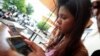 Remaja Kamboja mengakses internet dari ponsel mereka di sebuah cafe di Phnom Penh (foto: ilustrasi). 