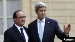 John Kerry, secrétaire d'Etat américain, à droite, à côté du président français François Hollande