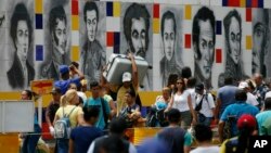 Venezuelans return to their country through the San Antonio del Tachira, Venezuela, crossing after shopping in Cucuta, Colombia, Feb. 8, 2019. 