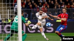 Dani Carvajal du Real Madrid tire au but sous la pression d’Ivan Oblyakov du CSKA Moscou lors du match de la phase de groupes de la Ligue des Champions à Moscou, Russie, 2 octobre 2018.