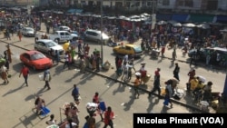Vue du quartier d'Adjamé, Abidjan, Côte d'Ivoire, le 4 octobre 2016 (VOA/Nicolas Pinault)