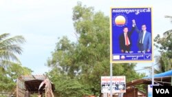 រូបឯកសារ៖ ស្លាក​សញ្ញា​គណបក្ស​សង្រ្គោះ​ជាតិ​នៅ​ក្នុង​ក្រុង​សៀមរាប​ ដែល​មាន​រូប​អតីត​ប្រធាន​គណបក្ស​ លោក សម រង្ស៊ី និង​ប្រធាន​គណបក្ស​បច្ចុប្បន្ន លោក កឹម សុខា។ (ស៊ុន ណារិន/VOA)