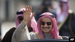 Miliarder Saudi Pangeran Alwaleed bin Talal, melambaikan tangan saat tiba di markas Presiden Palestina Mahmoud Abbas di kota Ramallah, Tepi Barat. (Foto: AP)