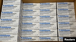 Kotak-kotak vaksin COVID-19 produksi Johnson & Johnson siap didistribusikan di Shepherdsville, Kentucky, 1 Maret 2021 (foto: dok). 