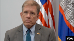 លោក W. Patrick Murphy ឯកអគ្គរដ្ឋទូត​សហរដ្ឋ​អាមេរិក​ប្រចាំនៅប្រទេស​កម្ពុជា​បាន​ផ្តល់បទសម្ភាស​ដល់​វីអូអេ​ខេមរភាសា​កាលពីថ្ងៃទី១ ខែតុលា​នៅស្ថានទូតសហរដ្ឋអាមេរិក​ក្នុងរដ្ឋធានី​ភ្នំពេញ​កាលពីថ្ងៃទី១ ខែតុលា ឆ្នាំ​២០២១ អំពី​ស្ថានភាពសិទ្ធិមនុស្ស និងលទ្ធិប្រជាធិបតេយ្យ​នៅ​កម្ពុជា។ (វីអូអេ)