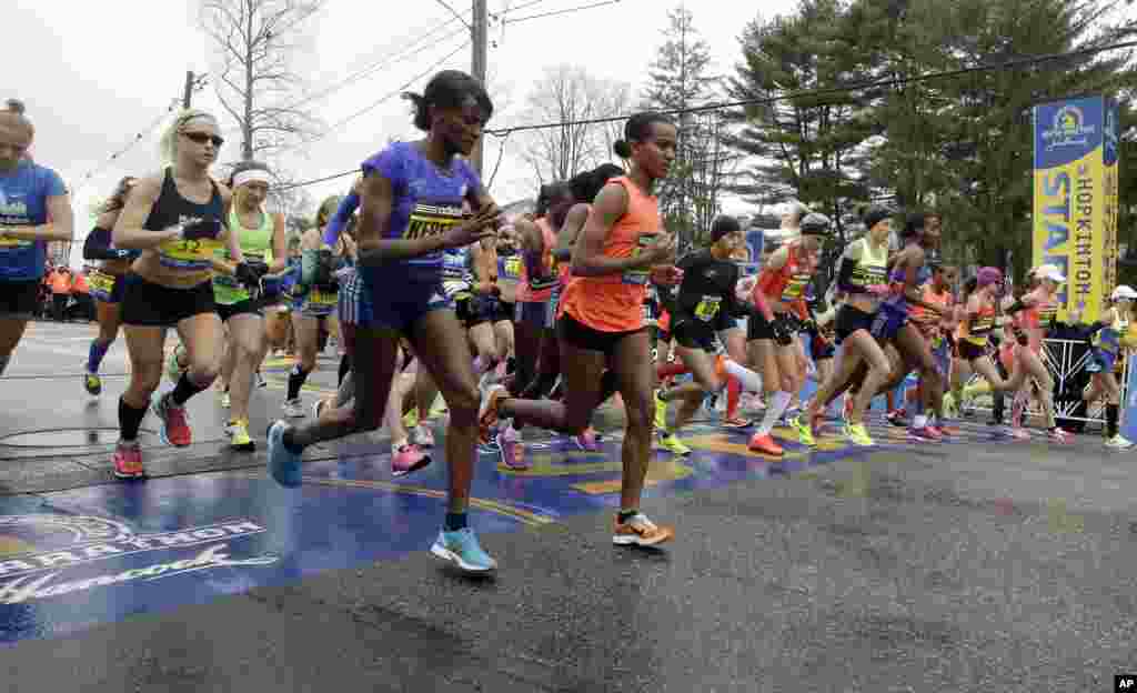 Runners cross the start line in the women&#39;s division of the Boston Marathon, in Hopkinton, April 20, 2015.