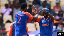 ভারতের জাস্প্রিত বুমরাহ (ডানে) অস্ট্রেলিয়ার টিম ডেভিডের দেয়া ক্যাচ ধরার পর বোলার আরশদিপ সিং-কে অভিনন্দন জানাচ্ছেন। ফটোঃ ২৪ জুন, ২০২৪। 