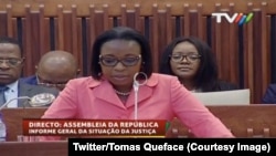 Une image de la télévision mozambicaine montre la magistrate Beatriz Buchili devant l’asemblée nationale, Maputo, 18 avril 2017. (Twitter/Tomas Queface)
