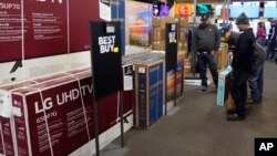 Pelanggan berbelanja televisi di sebuah toko elektronik di Indianapolis (foto: ilustrasi). Indikator inflasi utama AS naik 5,8% dibandingkan tahun lalu. 