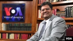 លោក​បណ្ឌិត ជេម ហ្កោម៉េ  (James Gomez) ​នាយក​ប្រចាំ​តំបន់អាស៊ី​នៃ​មជ្ឈមណ្ឌល​អាស៊ី​ (Asia Centre) ​ដែល​ជា​ស្ថាប័ន​ស្រាវជ្រាវ​មួយ​ដែល​បាន​ផ្តោត​លើ​​ចរិត​នៃ​ព័ត៌មាន​ក្លែង​ក្លាយ​និង​វិធីទប់​ស្កាត់​។