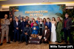 ทีมงานและนักแสดงจาก Paddington in Peru ถ่ายภาพร่วมกัน ที่งานฉายรอบปฐมทัศน์ ที่กรุงลอนดอน เมื่อ 3 พ.ย. 2567