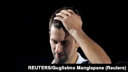 Reaksi Novak Djokovic dari Serbia setelah kalah dalam pertandingan semifinal melawan Alexander Zverev dari Jerman. (Foto: REUTERS / Guglielmo Mangiapane)