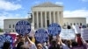 ARCHIVOS - Manifestantes con pancartas donde exigen en inglés "Mantengan legal el aborto", protestan en apoyo del derecho al aborto frente a la Corte Suprema de EEUU en Washington, DC, el 15 de abril de 2023.