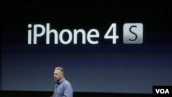 Salah seorang eksekutif Apple saat mengiklankan produk terbaru Apple, iPhone 4S (foto: dok).