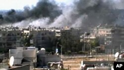 Gambar yang diambil dari video amatir yang ditayangkan oleh Bambuser/Homslive ini menunjukkan ledakan yang mengguncang kota Homs, Suriah (11/6). Sementara itu, di kota Haffa, warga sipil terkepung di tengah baku tembak pasukan pemerintah dan pemberontak S