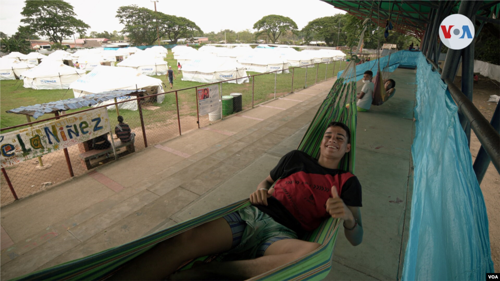 En hamacas bajo las gradas del campo de fútbol los refugiados venezolanos pasan los calurosos días que durante esta época pueden alcanzar los 96 grados Fahrenheit. 