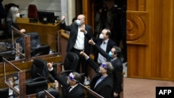 Los senadores dan el visto bueno al votar un proyecto de ley que permite la retirada anticipada de fondos de pensiones privados en Valparaíso, Chile, el 22 de julio de 2020.