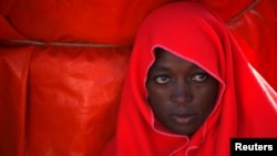 Cette migrante africaine a été interceptée par un bateau de sauvetage alors qu'elle était à bord d'un petit canot gonflable pour enfant (jouet) dans le détroit de Gibraltar, Tarifa, Espagne, 23 juillet 2018.