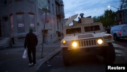 Vệ binh quốc gia trong tư thế sẵn sàng để ngăn chận những vụ gây rối, ở Baltimore, Maryland, 30/4/2015.