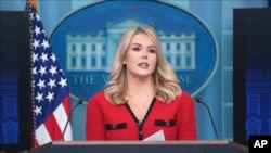 Phát ngôn viên Tòa Bạch Ốc Karoline Leavitt, khi đề cập đến thuế quan đánh vào hàng hoá của Canada, Mexico, Trung Quốc, trong cuộc họp báo ngày 31/1/2025 nói “Đây là những lời hứa đã đưa ra và lời hứa đã được tổng thống thực hiện”.