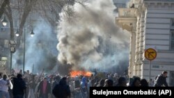 Pengunjuk rasa anti-pemerintah menyerbu gedung-gedung pemerintah daerah di Sarajevo, ibukota Bosnia (7/2).
