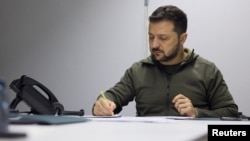 Да бидам искрен со вас, пријатели. Ако има некој инспириран од нерешените прашања на Капитoл Хил, тоа е само Путин,  додаде Зеленски