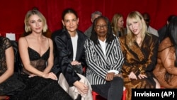 နယူးယောက်ဖက်ရှင်သီတင်းပတ်ကို တက်ရောက်လာတဲ့အနုပညာရှင်းများ (ဝဲမှယာ) Julianne Hough, Katie Holmes, Whoopi Goldberg နဲ့ Natasha Bedingfield (ဖေဖော်ဝါရီ ၆၊ ၂၀၂၅)