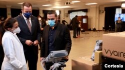 En esta foto de archivo, el ministro de Salud de El Salvador, Francisco Alabi, observa los ventiladores entregados por el embajador estadounidense Ronald Johnson. [Foto: Cortesía de la embajada de EE.UU. en El Salvador].