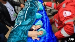 Palestinski medicinski radnici spremaju nedonoščad iz bolnice Al Šifa za transport u Egipat (foto: AFP/Said Katib)