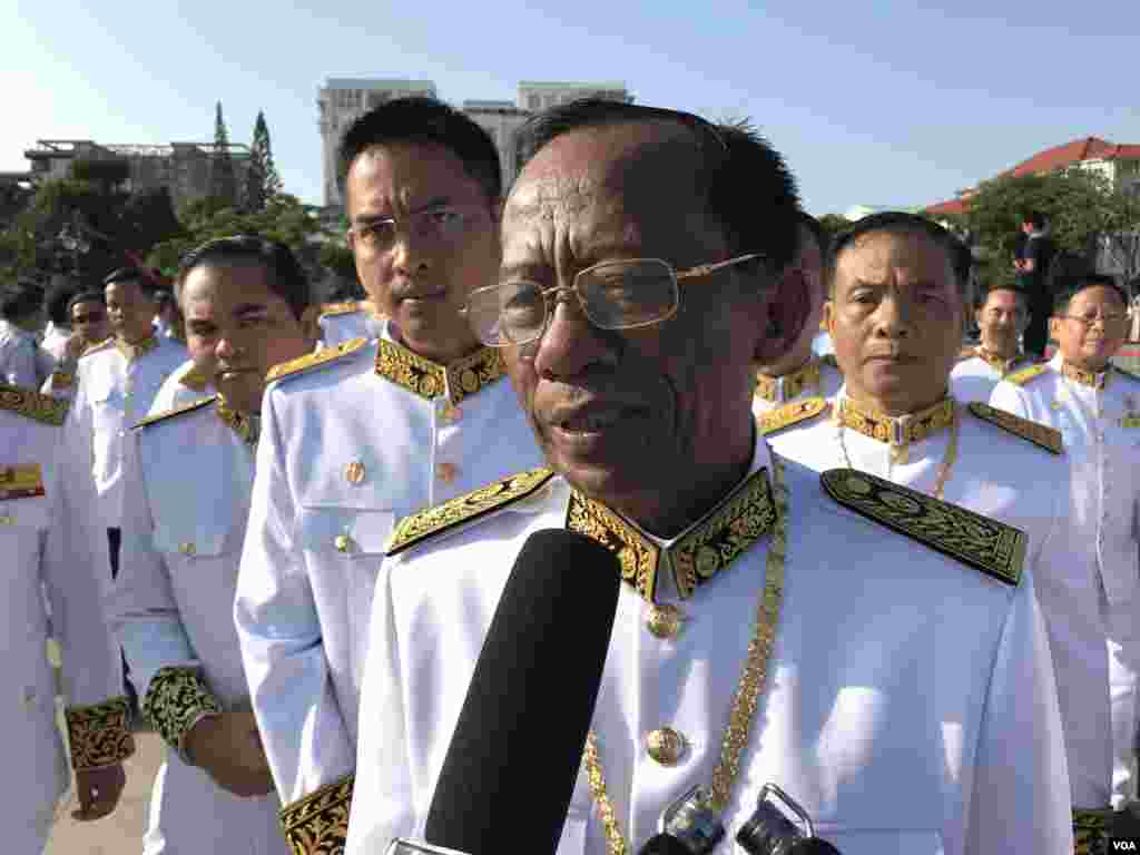 លោក វង សូត្រ រដ្ឋមន្ត្រី​ក្រសួង​សង្គមកិច្ច​ថ្លែង​ពី​ស្នាព្រះហស្ថ​របស់​អតីត​ព្រះមហាក្សត្រ​ខ្មែរ​ព្រះបាទ នរោត្តម សីហនុ នៅ​ថ្ងៃទី​១៥ ខែ​តុលា ឆ្នាំ​២០១៩។ (ហ៊ុល រស្មី/VOA)