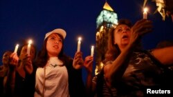 Lors d'une veillée aux chandelles pour les personnes disparues après qu'un bateau transportant des migrants de Tunisie a coulé au large de l'île italienne de Lampedusa, en septembre 2012, à Tunis, le 10 septembre 2012.
