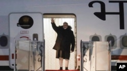 นายกฯ นเรนทรา โมดี แห่งอินเดีย โบกมือขณะก้าวออกมาจากเครื่องบินที่เพิ่งลงจอดที่ฐานทัพร่วมแอนดรูว์ รัฐแมรีแลนด์ สหรัฐฯ เมื่อคืนวันพุธที่ 12 ก.พ. 2568