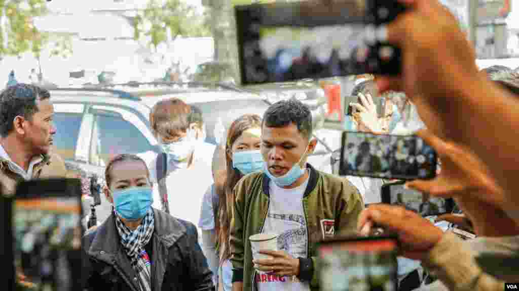 ទិដ្ឋភាព​នៃ​ការ​ជួបជុំ​ ដើម្បី​​ប្រារព្ធ​ខួប​បួន​ឆ្នាំ​នៃ​ឃាតកម្ម​លើ​លោក​ កែម​ ឡី នៅ​បរិវេណ​ស្ថានីយ៍​ប្រេងឥន្ធនៈ​កាល់តិច​ ស្តុប​បូកគោ​ រាជធានី​ភ្នំពេញ​ ថ្ងៃ​ទី​៨ ខែក្កដា​ ឆ្នាំ២០២០។ (ហ៊ាន សុជាតា​/វីអូអេ)