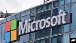 Logo Microsoft di Issy-les-Moulineaux, di luar Kota Paris, Perancis, 12 April 2016.