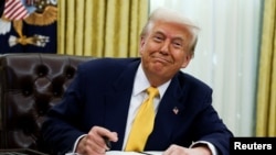 ប្រធានាធិបតី​សហរដ្ឋ​អាមេរិក Donald Trump ចុះ​ហត្ថលេខា​លើ​បទបញ្ជា​ប្រធានាធិបតី​មួយ​នៅ​ក្នុង​ការិយាល័យ Oval Office នៃ​សេតវិមាន​ក្នុង​រដ្ឋធានីវ៉ាស៊ីនតោន ថ្ងៃទី៧ ខែ​មីនា ឆ្នាំ២០២៥។