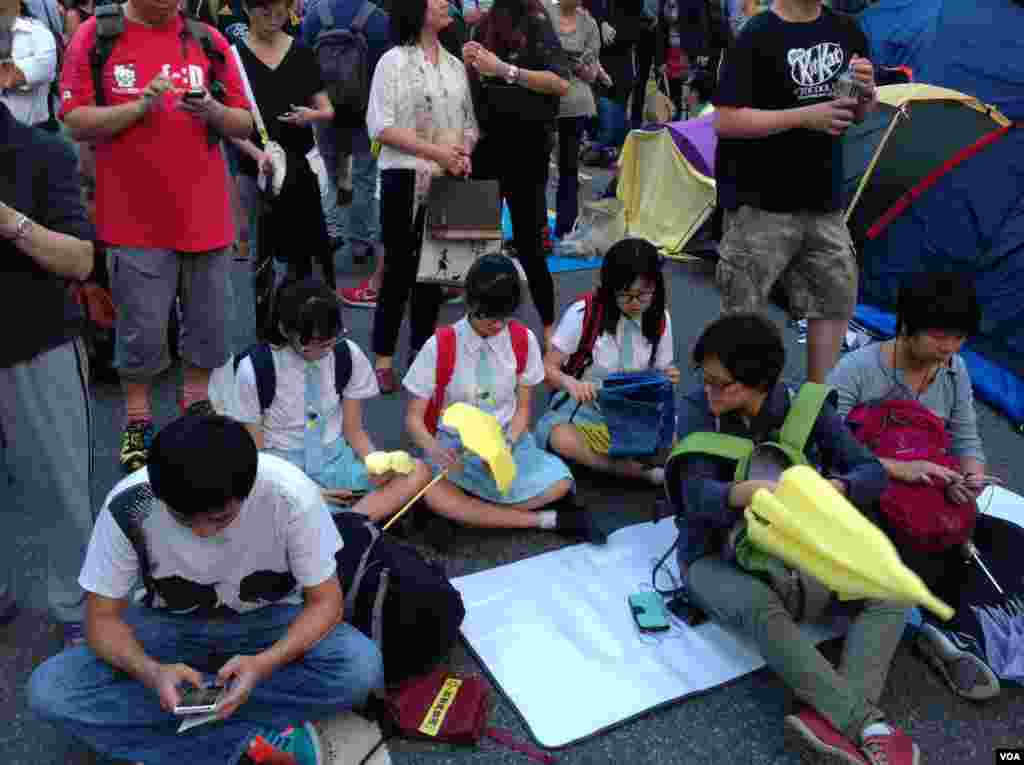 數以千計港人在金鐘佔領區舉傘默立87秒，紀念佔領運動滿月（美國之音海彥 拍攝） 