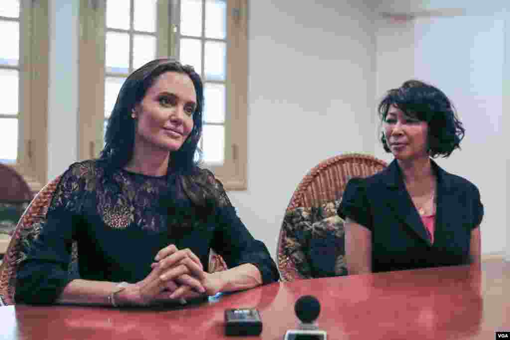 Actress and filmmaker Angelina Jolie (left) and Cambodian-American Loung Ung, author of &ldquo;First They Killed My Father,&rdquo; give an exclusive interview to VOA Khmer following a press conference about the premiere of the upcoming Netflix film in Siem Reap province, Cambodia on February 18, 2017. The film &ldquo;First They Killed My Father,&rdquo; based on Luong Ung&#39;s account of surviving the regime as a child, premiered Saturday night at an outdoor screening in Angkor Archeological Park. (Neou Vannarin/VOA Khmer)