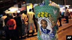 A supporter of President Laurent Gbagbo watches election results in Abidjan, 04 Nov 2010