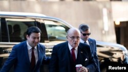 El ex alcalde de Nueva York, Rudy Giuliani, llega para su demanda por difamación al Tribunal de Distrito de EEUU en Washington, el 15 de diciembre de 2023. 