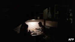 ประชาชนในร้านอาหารที่ไม่มีไฟฟ้า หลังไฟดับชั่วคราวในกรุงเคียฟ ประเทศยูเครน วันที่ 28 พฤศจิกายน 2024 (ที่มา:AFP)