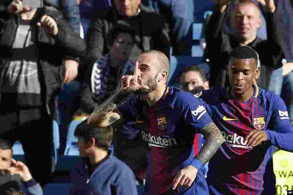 Le Barcelonais Aleix Vidal célèbre après avoir marqué le 3e but pour son équipe lors d'un match de football entre le Real Madrid et Barcelone au stade Santiago Bernabeu de Madrid, Espagne, le 23 décembre 2017.