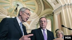 Pemimpin mayoritas Senat, Harry Reid (kiri) didampingi dua senator dari Partai Demokrat (foto: dok.).